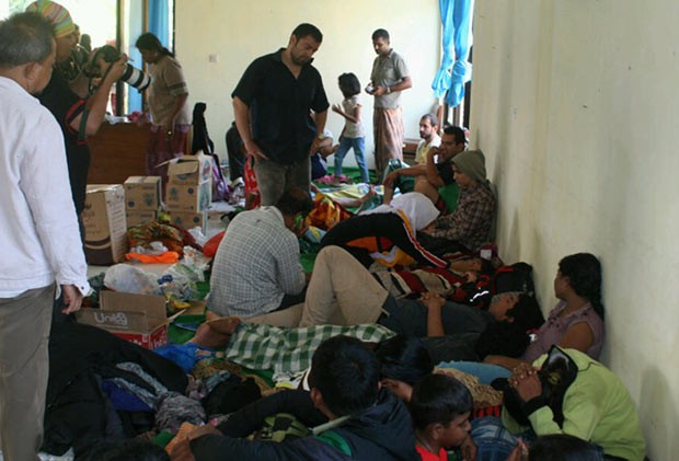 Resgatados do naufrágio recuperam-se em centro comunitário em Cidaun (Foto: AFP)