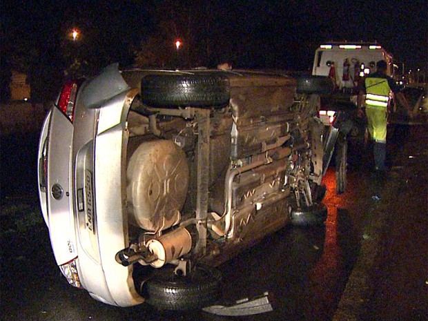 Motorista perde controle de direção e capota em pista de Ribeirão (Foto: Valdinei Malaguti/ EPTV) Motorista perde controle de direção e capota em pista de Ribeirão (Foto: Valdinei Malaguti/ EPTV)