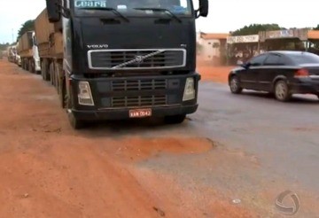 Caminhoneiros reclamam de buracos e falta de acostamento (Foto: Reprodução/TVCA)