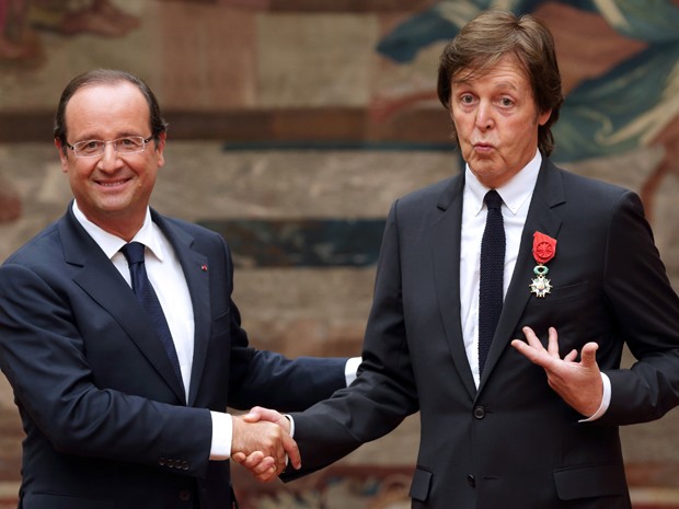 Presidente francês François Hollande (à esquerda) cumprimenta Paul Mc Cartney depois de homenageá-lo na  (Foto: AFP)