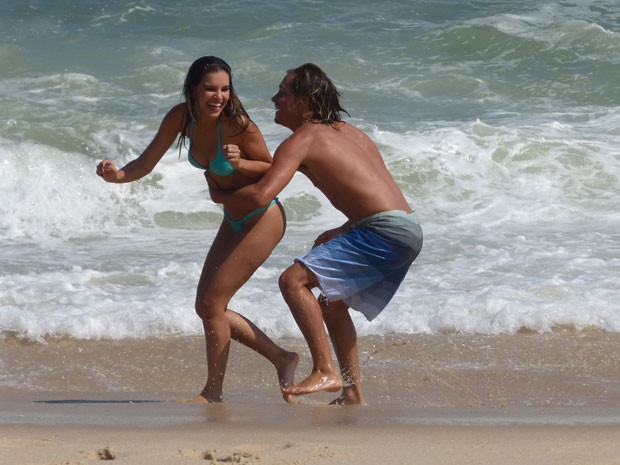 Mariana e Ivan se divertem durante gravação (Foto: Salve Jorge/ TV Globo)