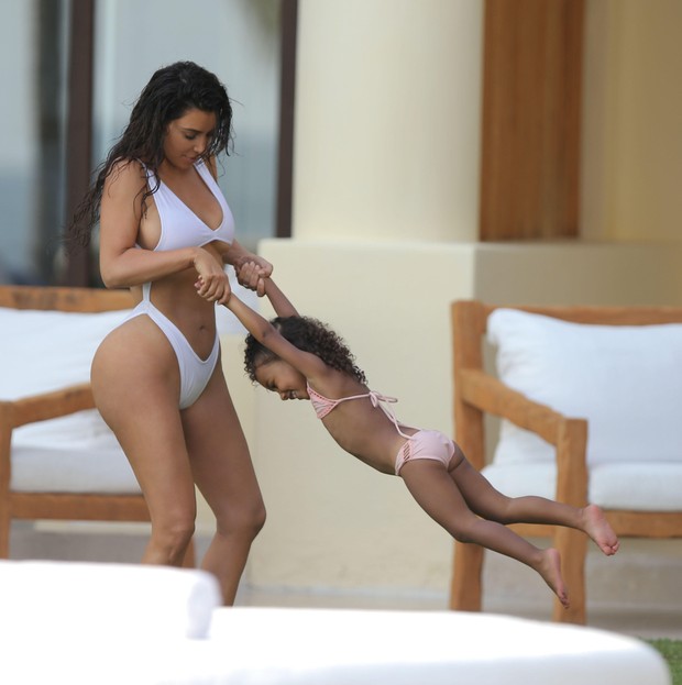  Kim Kardashian e a filha (Foto: The Grosby Group)