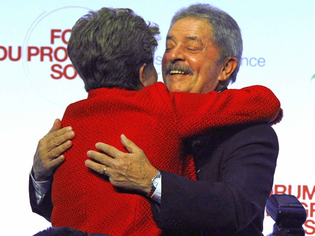 Dilma abraça o ex-presidente Lula durante fórum em Paris (Foto: Reuters)
