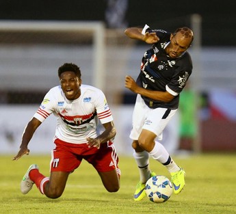 Francis e Ratinho disputam bola no jogo entre Botafogo-SP x Remo (Foto: Thiago Calil/Agência Botafogo.)