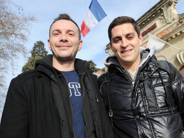 Vincent e Bruno se casarão na quarta-feira, após governo francês aprovar lei que permite casamento gay (Foto: AFP)
