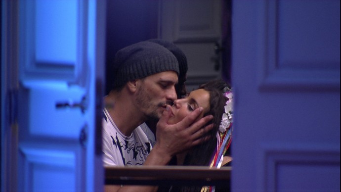 Daniel dá beijo de boa noite em Elettra (Foto: TV Globo )
