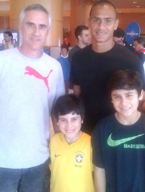 Goleiro Renan, do Botafogo, foi visitar companheiro Jefferson, no hotel da seleção (Foto: Igor Gonçalves)