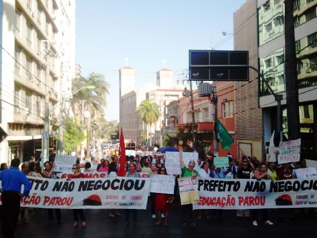Professores protestam em Cuiabá (Foto: Gésseca Ronfim/G1)