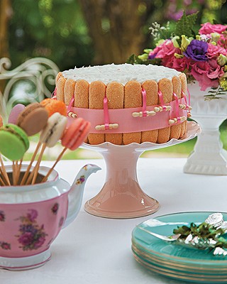 A mesa de doces é característica de grandes festas. Prepare uma também na sua casa, como fez a artista plástica Myriam Durante neste chá da tarde para comemorar o Dia das Mães (Foto: Cacá Bratke/Casa e Jardim)