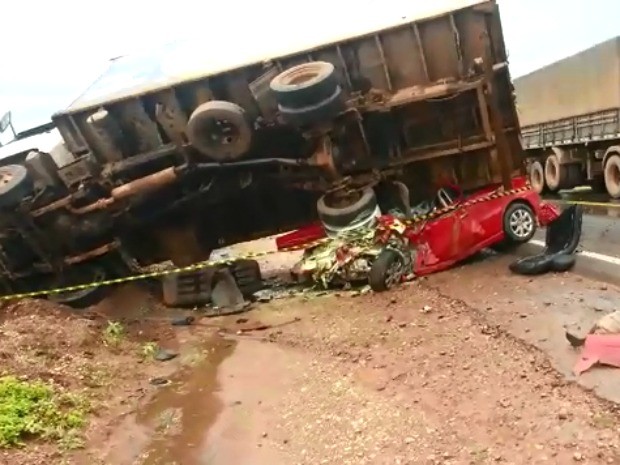 Caminhão tombou em cima de carro e cinco pessoas morreram, em MT (Foto: Dionísio Colla/ Cenário MT)