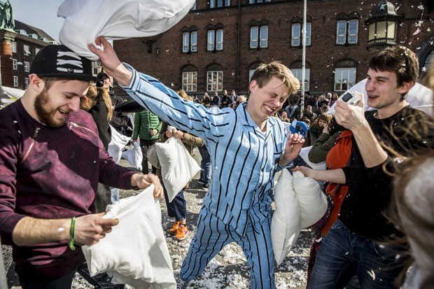 Participantes travam guerra de travesseiros em Copenhague (Foto: Nikolai Linares/Scanpix Denmark/Reuters)