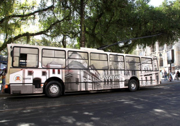 Ônibus voltam a circular na cidade com fotografias de pontos turísticos (Foto: Rê Sarmento/Prefeitura de Santos)