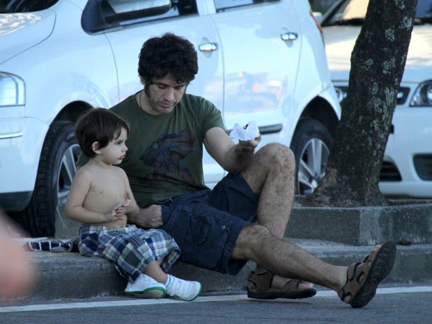 Eriberto Leão passeia com a esposa e o filho (Foto: Andre Freitas / AgNews)