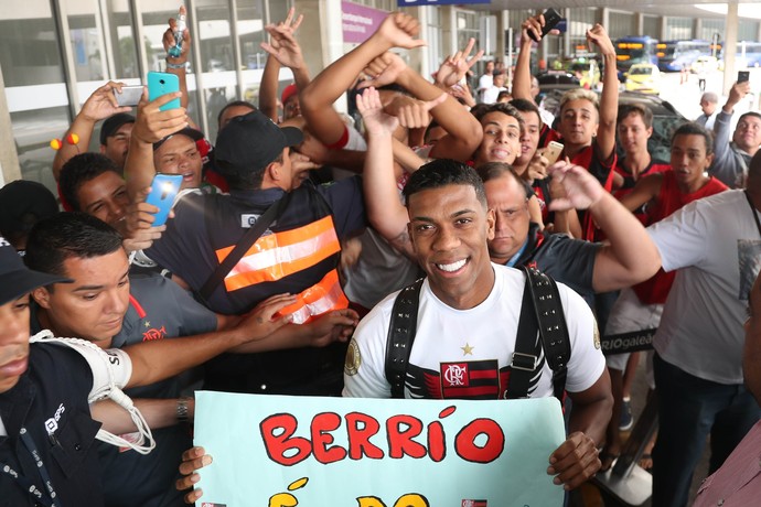 Berrío desembarca Rio de Janeiro (Foto: Gilvan de Souza/Flamengo)