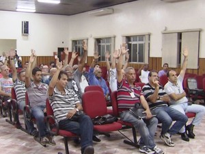 Trabalhadores se reuniram na sede do Sindport (Foto: Reprodução / TV Tribuna)