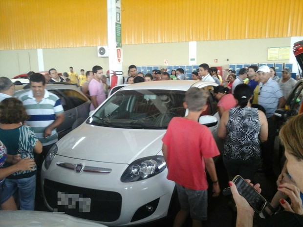 Populares quebraram um vidro do carro para resgatar crianças (Foto: Divulgação)