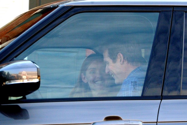 Jennifer Garner acompanhada em carro (Foto: AKM-GSI)