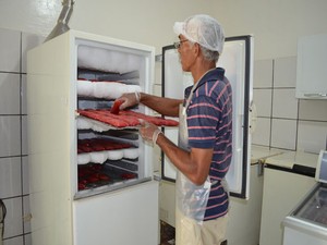 Processo de congelamento das polpas de frutas (Foto: Eliete Marques/G1)
