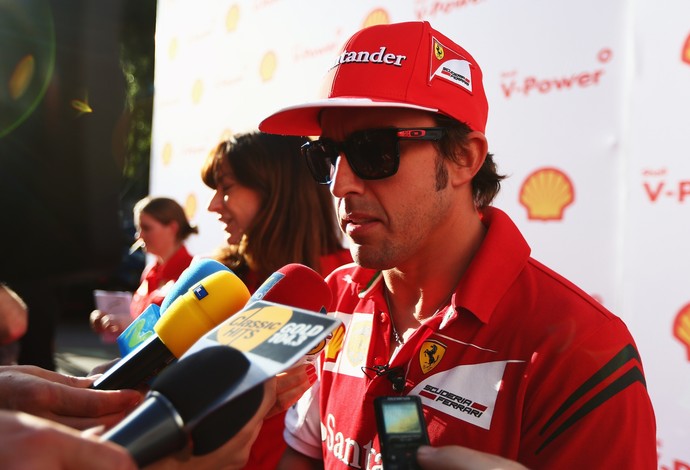 Fernando Alonso é cercado por jornalistas em evento da Ferrari na Austrália (Foto: Getty Images)