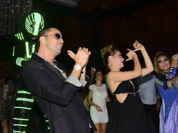 Rayanne Morais e Latino na festa de aniversário do cantor em São Paulo (Foto: Leo Franco/ Ag. News)
