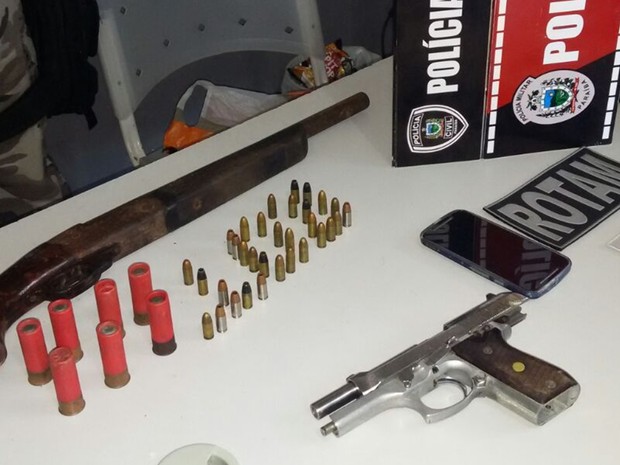 Armas e munições foram achadas em compartimento secreto em cômodo da residência (Foto: Diógenes Fernandes/Polícia Civil)
