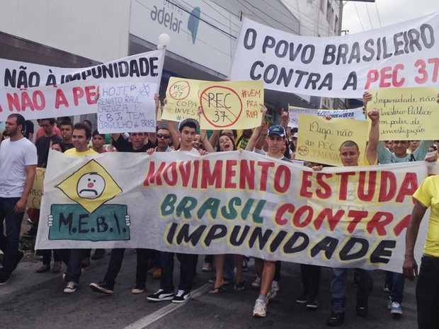 Manifestantes protestam contra a PEC 37, no Centro de Goiânia (Foto: John William/TV Anhanguera)