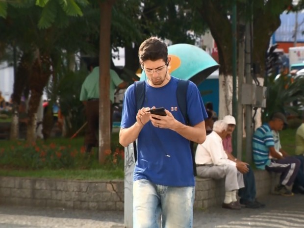 Distração é um dos maiores motivos para roubos e furtos de celulares em Pouso Alegre, diz Polícia Civil (Foto: Reprodução EPTV) Distração é um dos maiores motivos para roubos e furtos de celulares em Pouso Alegre, diz Polícia Civil (Foto: Reprodução EPTV)