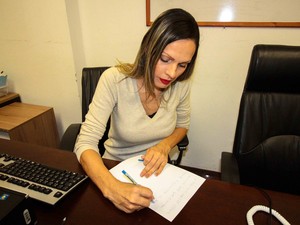 Primeira transexual contratada pela Alepe: Fabianna (Foto: Marlon Costa/Pernambuco Press)