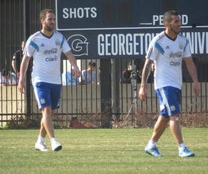Higuaín e Tevez, treino Argentina (Foto: Reprodução / Twitter)