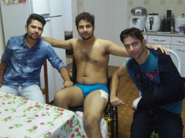 Marcos e Ryan Godoy se recuperam em casa, em Faxinal, e contam com a ajuda do irmão Marcelo (Foto: Ryan de Godoy/Arquivo pessoal)