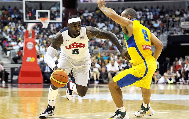 LeBron James e Alex, basquete, Brasil x Estados Unidos (Foto: Agência Getty Images)