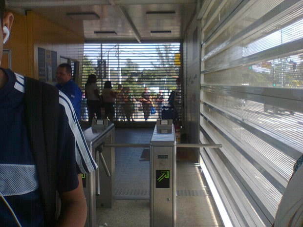 Passageiros aguardam fim do protesto dentro das estações do BRT (Foto: Silvia Castro/Arquivo Pessoal)