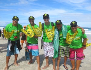 Fanáticos por surfe, membros de torcida organizada mostram camisetas e mãozinhas que viraram sucesso no Rio Pro (Foto: Carol Fontes)