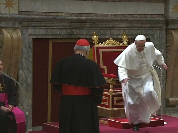 O Papa Francisco tropeça durante encontro com cardeais na Sala Clementina, no Vaticano. (Foto: AP/TV do Vaticano)