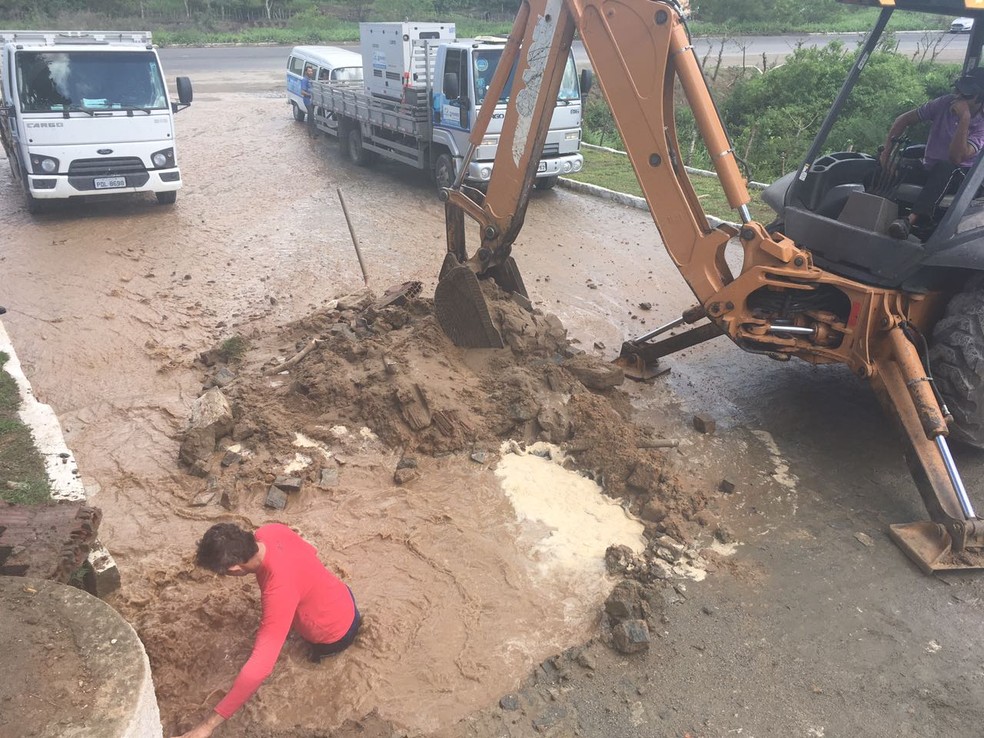 Servidores da Compesa identificaram local da ligação clandestina de água (Foto: Ana Rebeca Passos/TV Asa Branca)