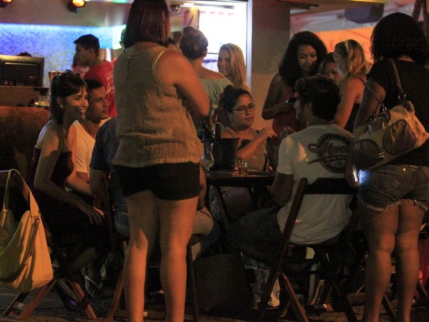 Caio Castro e Maria Casadevall com amigos em restaurante na Zona Oeste do Rio (Foto: Delson Silva/ Ag. News)