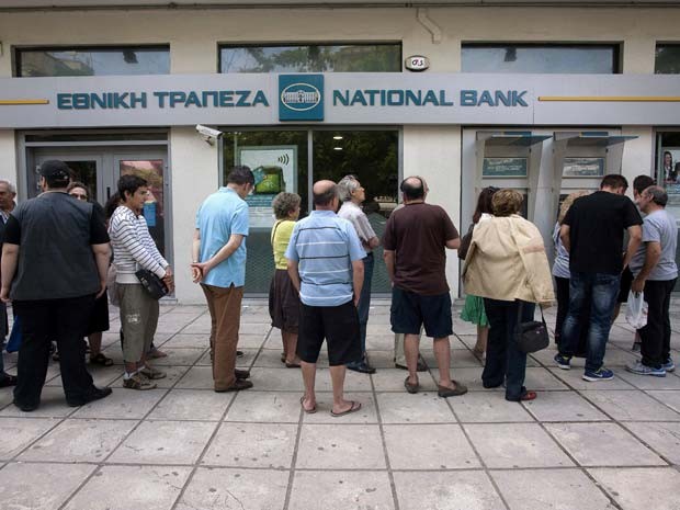 Caixa eletrÃ´nico de banco na cidade de TessalÃ´nica tem fila neste sÃ¡bado (27) (Foto: REUTERS/Alexandros Avramidis)