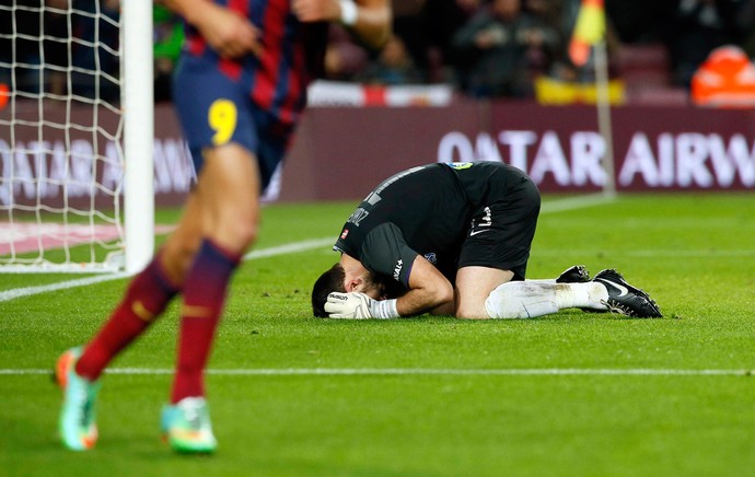 goleiro Enaut Zubikarai lamenta gol contra, Barcelona x Real Sociedad (Foto: Reuters)