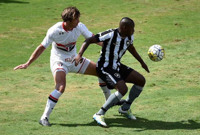 Sassá tenta passar por Lugano no jogo entre Botafogo e São Paulo (Foto: André Durão/Globoesporte.com)