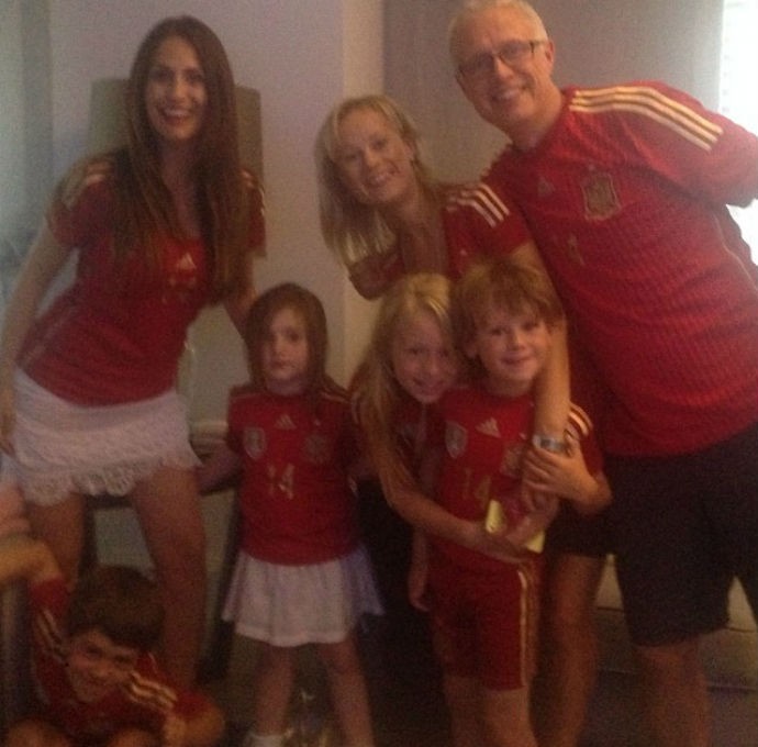 Nagore Aranburu with her daughters and friends (Photo: Playback / Instagram) Nagore Aranburu with her daughters and friends (Photo: Playback / Instagram)
