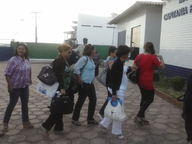 Profissionais chegaram à Capitania dos Portos de Santarém, de onde 11 deles serão enviados para outros municípios. (Foto: Débora Rodrigues/TV Tapajós) Profissionais chegaram à Capitania dos Portos de Santarém, de onde 11 deles serão enviados para outros municípios. (Foto: Débora Rodrigues/TV Tapajós)