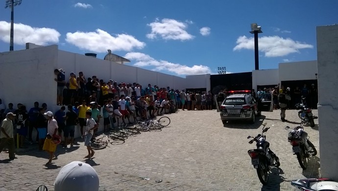 Torcida do Treze faz fila no PV para comprar ingresso (Foto: Mario Aguiar/TV Paraíba)
