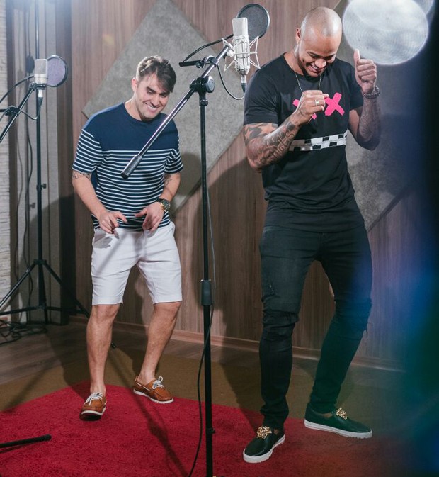 Tayrone e Léo Santana (Foto: Douglas Mendes / Divulgação)