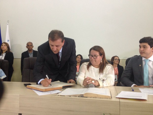 Prefeito de Porto Velho, Dr Hildon assina livro de posse (Foto: Hosana Morais/G1)
