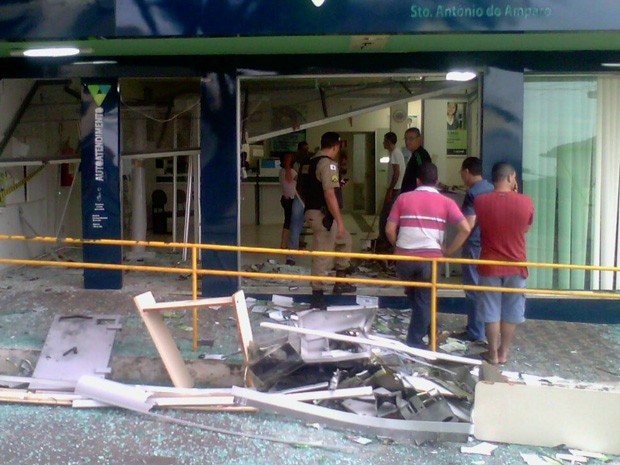 Criminosos explodiram caixa eletrônico de agência em Santo Antônio do Amparo (Foto: Jornal de Lavras)