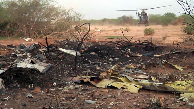 Foto do exército francês mostra destroços de avião que caiu no Mali (Foto: ECPAD/AP)