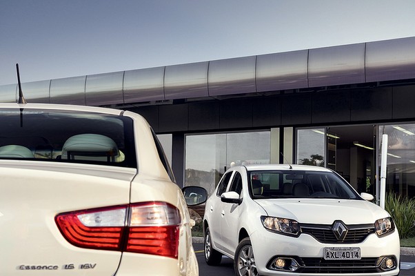 Novo Renault Logan enfrenta o líder Fiat Grand Siena (Foto: Christian Castanho)