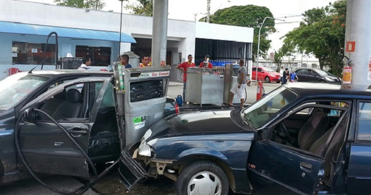 G Carro Desgovernado Invade Posto De Gasolina Na Zona Leste De S