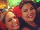 De flor no cabelo, Fabiana Karla faz selfie com Susana Vieira
