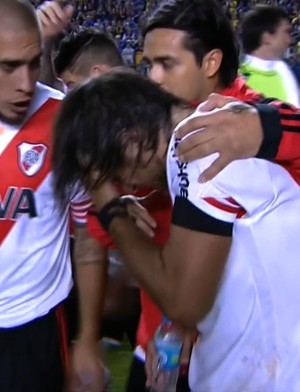 Jogadores do River Plate com camisa suja de spray de pimenta (Foto: Reprodução SporTV)